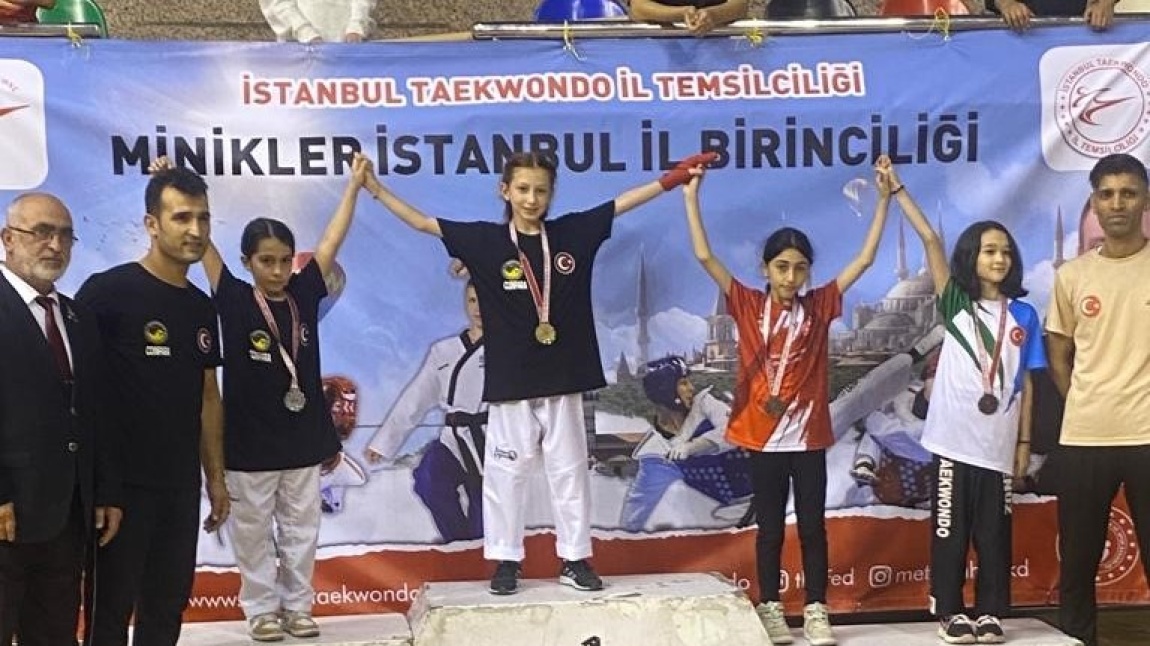 Taekwondo Turnuvasında Okulumuz Öğrencilerinden Büyük Başarı!